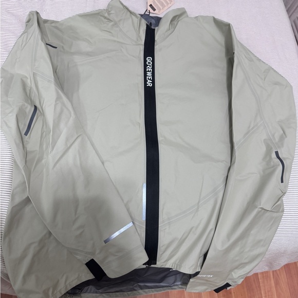 GORE-TEX Men's Light Gray Raincoat